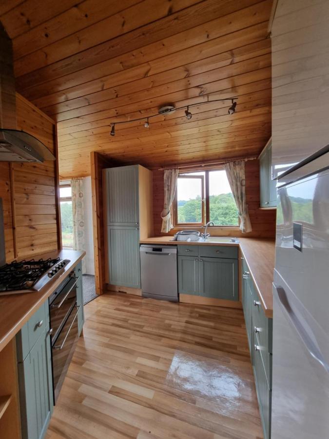 Grampound Beautiful Willow Lodge 67-4-6 Persons-Private Hot Tub-Pet Friendly-Tranquil Holiday Away From It All Yet Not Far To St Austell-The Holiday Home Has Two Bedrooms, Living & Dining Area, Equipped Kitchen -Decking-Al Fresco Dining-Fishing Lakes-Pet Frien מראה חיצוני תמונה