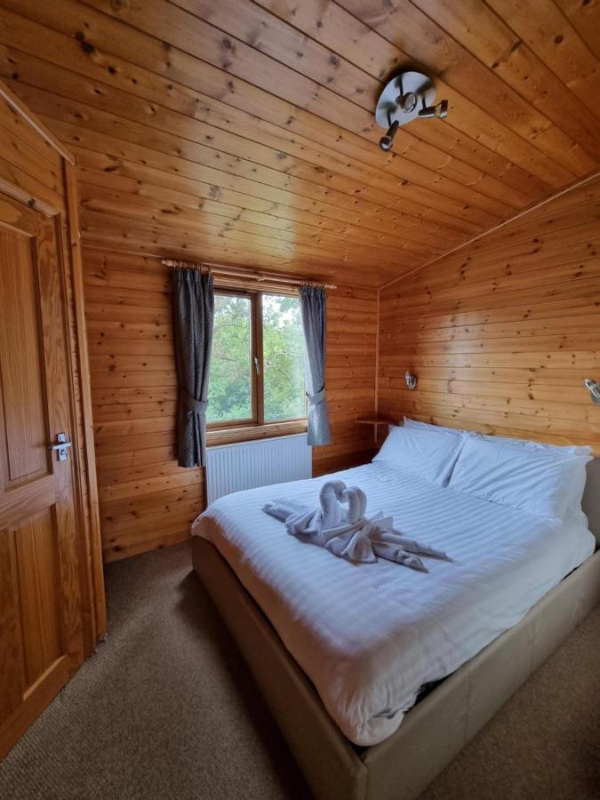 Grampound Beautiful Willow Lodge 67-4-6 Persons-Private Hot Tub-Pet Friendly-Tranquil Holiday Away From It All Yet Not Far To St Austell-The Holiday Home Has Two Bedrooms, Living & Dining Area, Equipped Kitchen -Decking-Al Fresco Dining-Fishing Lakes-Pet Frien מראה חיצוני תמונה