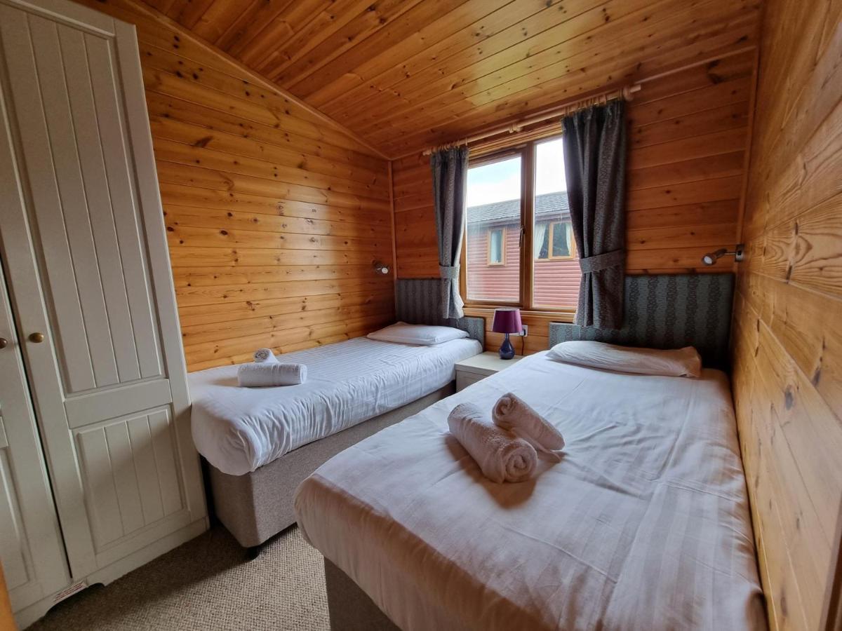Grampound Beautiful Willow Lodge 67-4-6 Persons-Private Hot Tub-Pet Friendly-Tranquil Holiday Away From It All Yet Not Far To St Austell-The Holiday Home Has Two Bedrooms, Living & Dining Area, Equipped Kitchen -Decking-Al Fresco Dining-Fishing Lakes-Pet Frien מראה חיצוני תמונה