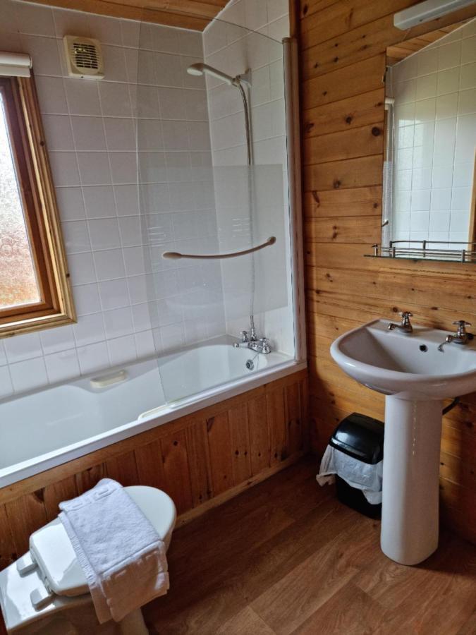 Grampound Beautiful Willow Lodge 67-4-6 Persons-Private Hot Tub-Pet Friendly-Tranquil Holiday Away From It All Yet Not Far To St Austell-The Holiday Home Has Two Bedrooms, Living & Dining Area, Equipped Kitchen -Decking-Al Fresco Dining-Fishing Lakes-Pet Frien מראה חיצוני תמונה
