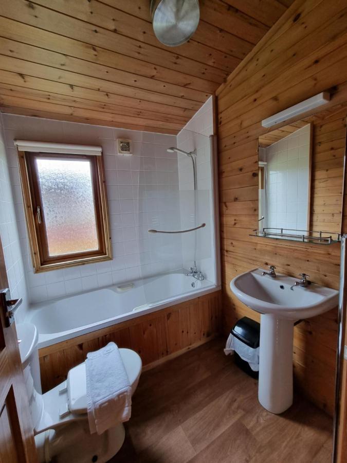 Grampound Beautiful Willow Lodge 67-4-6 Persons-Private Hot Tub-Pet Friendly-Tranquil Holiday Away From It All Yet Not Far To St Austell-The Holiday Home Has Two Bedrooms, Living & Dining Area, Equipped Kitchen -Decking-Al Fresco Dining-Fishing Lakes-Pet Frien מראה חיצוני תמונה