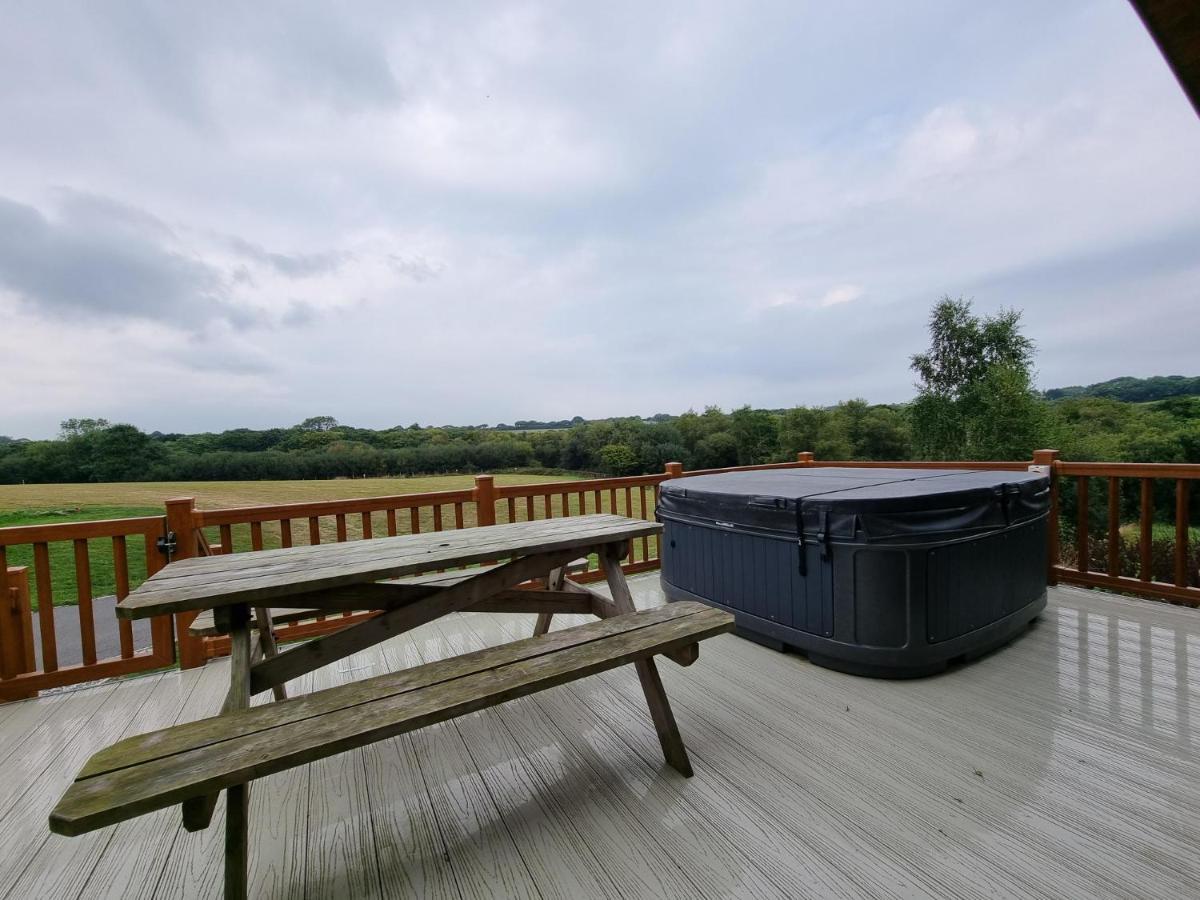 Grampound Beautiful Willow Lodge 67-4-6 Persons-Private Hot Tub-Pet Friendly-Tranquil Holiday Away From It All Yet Not Far To St Austell-The Holiday Home Has Two Bedrooms, Living & Dining Area, Equipped Kitchen -Decking-Al Fresco Dining-Fishing Lakes-Pet Frien מראה חיצוני תמונה