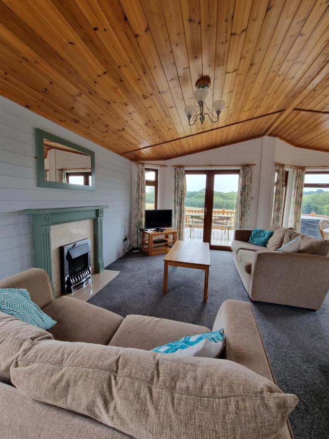 Grampound Beautiful Willow Lodge 67-4-6 Persons-Private Hot Tub-Pet Friendly-Tranquil Holiday Away From It All Yet Not Far To St Austell-The Holiday Home Has Two Bedrooms, Living & Dining Area, Equipped Kitchen -Decking-Al Fresco Dining-Fishing Lakes-Pet Frien מראה חיצוני תמונה