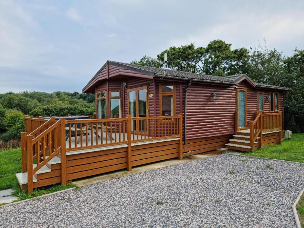 Grampound Beautiful Willow Lodge 67-4-6 Persons-Private Hot Tub-Pet Friendly-Tranquil Holiday Away From It All Yet Not Far To St Austell-The Holiday Home Has Two Bedrooms, Living & Dining Area, Equipped Kitchen -Decking-Al Fresco Dining-Fishing Lakes-Pet Frien מראה חיצוני תמונה