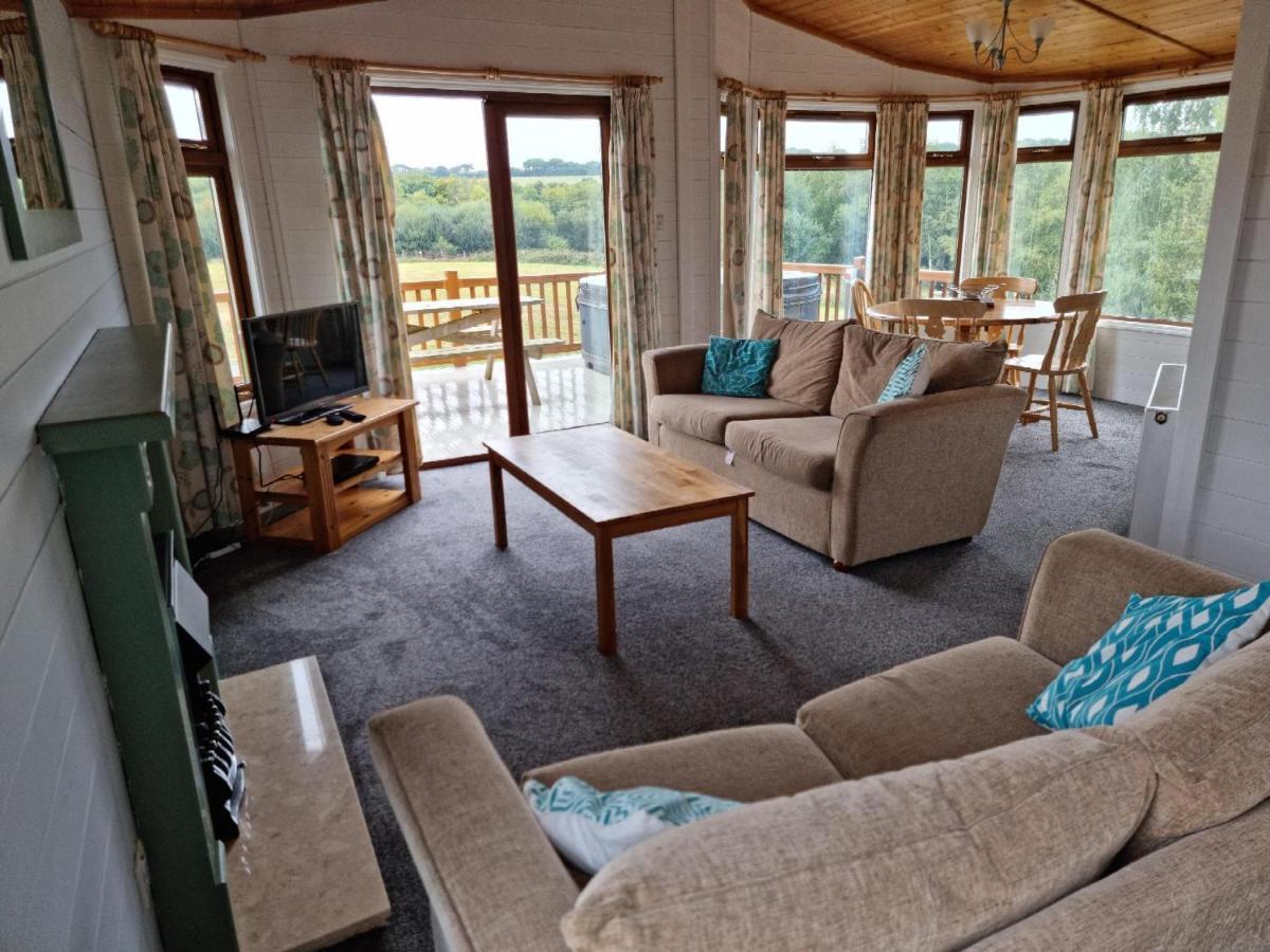 Grampound Beautiful Willow Lodge 67-4-6 Persons-Private Hot Tub-Pet Friendly-Tranquil Holiday Away From It All Yet Not Far To St Austell-The Holiday Home Has Two Bedrooms, Living & Dining Area, Equipped Kitchen -Decking-Al Fresco Dining-Fishing Lakes-Pet Frien מראה חיצוני תמונה