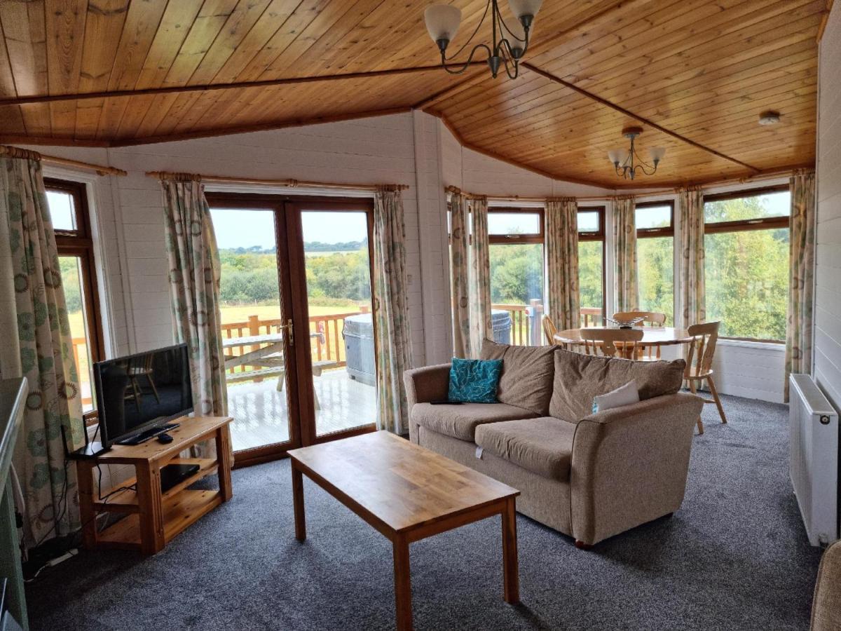 Grampound Beautiful Willow Lodge 67-4-6 Persons-Private Hot Tub-Pet Friendly-Tranquil Holiday Away From It All Yet Not Far To St Austell-The Holiday Home Has Two Bedrooms, Living & Dining Area, Equipped Kitchen -Decking-Al Fresco Dining-Fishing Lakes-Pet Frien מראה חיצוני תמונה