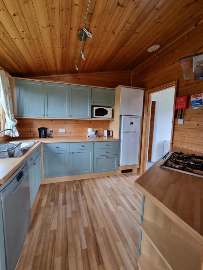 Grampound Beautiful Willow Lodge 67-4-6 Persons-Private Hot Tub-Pet Friendly-Tranquil Holiday Away From It All Yet Not Far To St Austell-The Holiday Home Has Two Bedrooms, Living & Dining Area, Equipped Kitchen -Decking-Al Fresco Dining-Fishing Lakes-Pet Frien מראה חיצוני תמונה
