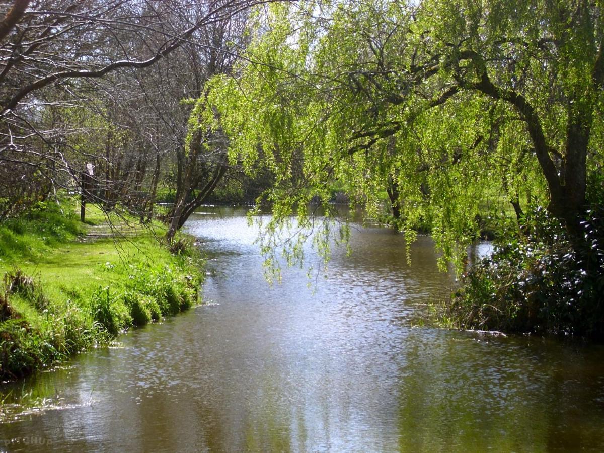 Grampound Beautiful Willow Lodge 67-4-6 Persons-Private Hot Tub-Pet Friendly-Tranquil Holiday Away From It All Yet Not Far To St Austell-The Holiday Home Has Two Bedrooms, Living & Dining Area, Equipped Kitchen -Decking-Al Fresco Dining-Fishing Lakes-Pet Frien מראה חיצוני תמונה