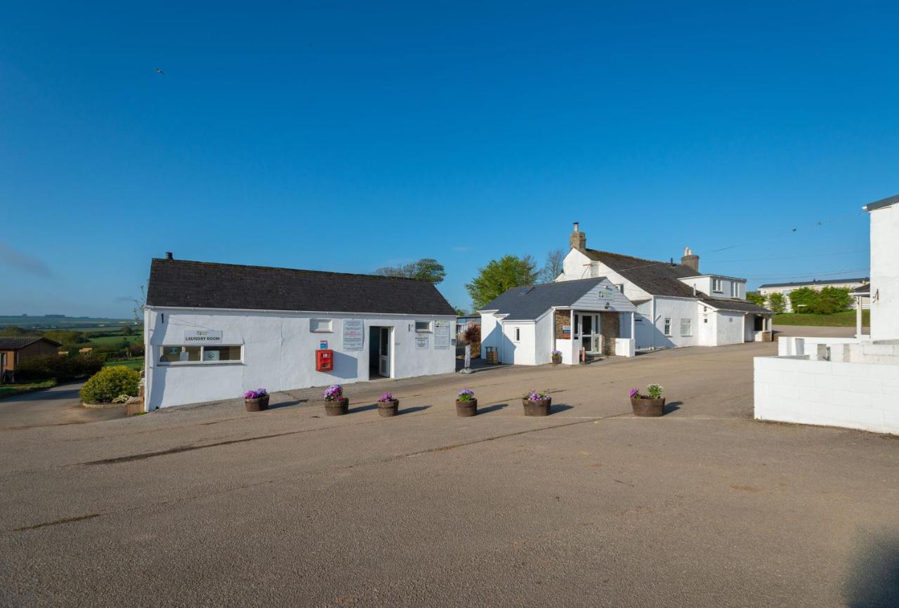 Grampound Beautiful Willow Lodge 67-4-6 Persons-Private Hot Tub-Pet Friendly-Tranquil Holiday Away From It All Yet Not Far To St Austell-The Holiday Home Has Two Bedrooms, Living & Dining Area, Equipped Kitchen -Decking-Al Fresco Dining-Fishing Lakes-Pet Frien מראה חיצוני תמונה