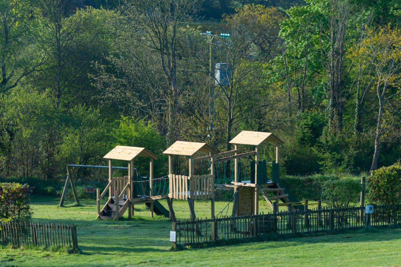 Grampound Beautiful Willow Lodge 67-4-6 Persons-Private Hot Tub-Pet Friendly-Tranquil Holiday Away From It All Yet Not Far To St Austell-The Holiday Home Has Two Bedrooms, Living & Dining Area, Equipped Kitchen -Decking-Al Fresco Dining-Fishing Lakes-Pet Frien מראה חיצוני תמונה