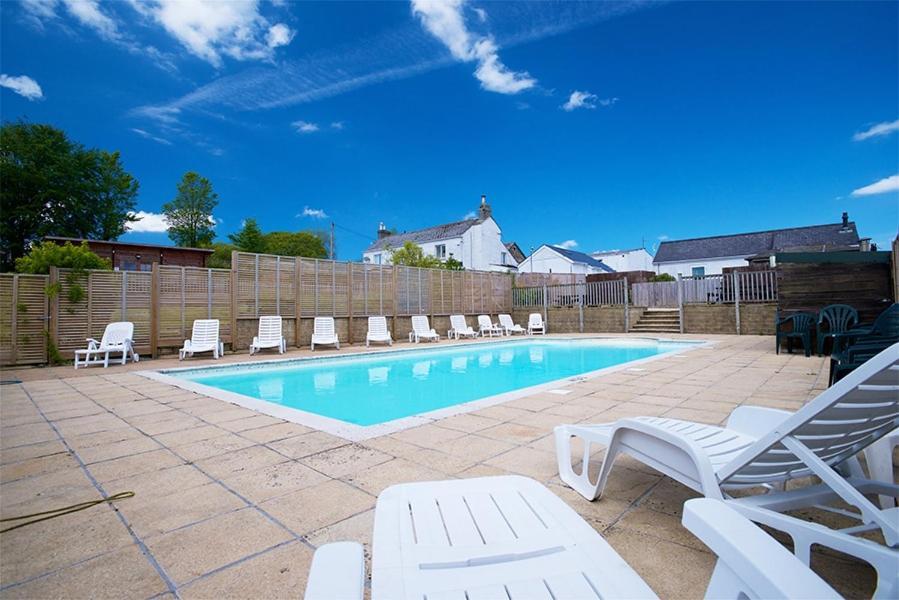 Grampound Beautiful Willow Lodge 67-4-6 Persons-Private Hot Tub-Pet Friendly-Tranquil Holiday Away From It All Yet Not Far To St Austell-The Holiday Home Has Two Bedrooms, Living & Dining Area, Equipped Kitchen -Decking-Al Fresco Dining-Fishing Lakes-Pet Frien מראה חיצוני תמונה