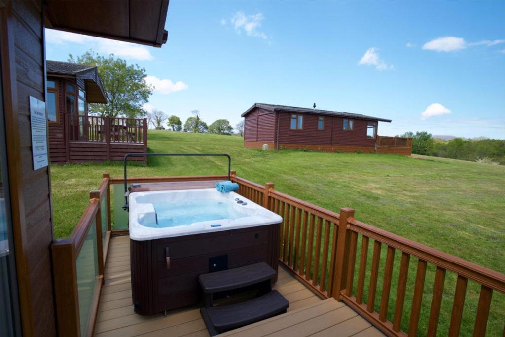 Grampound Beautiful Willow Lodge 67-4-6 Persons-Private Hot Tub-Pet Friendly-Tranquil Holiday Away From It All Yet Not Far To St Austell-The Holiday Home Has Two Bedrooms, Living & Dining Area, Equipped Kitchen -Decking-Al Fresco Dining-Fishing Lakes-Pet Frien מראה חיצוני תמונה