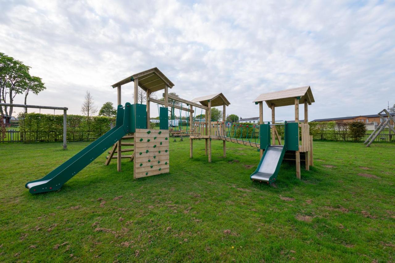 Grampound Beautiful Willow Lodge 67-4-6 Persons-Private Hot Tub-Pet Friendly-Tranquil Holiday Away From It All Yet Not Far To St Austell-The Holiday Home Has Two Bedrooms, Living & Dining Area, Equipped Kitchen -Decking-Al Fresco Dining-Fishing Lakes-Pet Frien מראה חיצוני תמונה